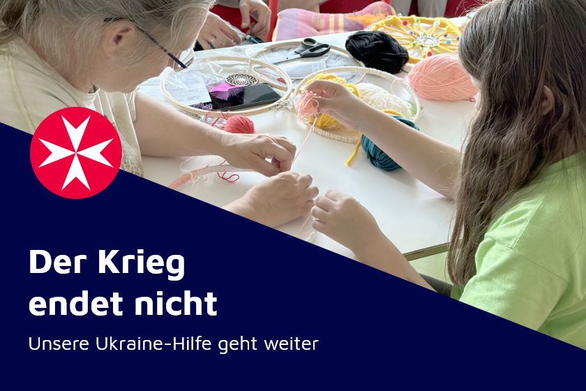 Ein Kind bastelt mit einer Frau einen Traumfänger. Auf dem Bild steht geschrieben: Der Krieg endet nicht. Unsere Ukraine Hilfe geht weiter.