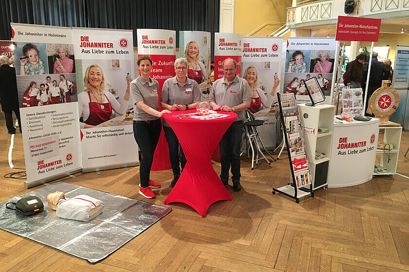 Holzmindener Johanniter an ihrem Messestand 