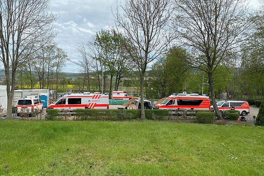 Johanniter Einsatzfahrzeuge am Einsatzort. 