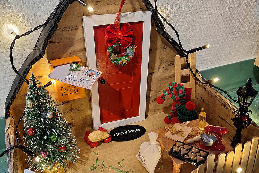 Wichtel Kurth ist in der Johanniter-Kita Gänseblümchen eingezogen. Es ist sein Wichtelhaus mit Eingang, Vorgarten, Weihnachtsbaum und Weihnachtsdekoration zu sehen.