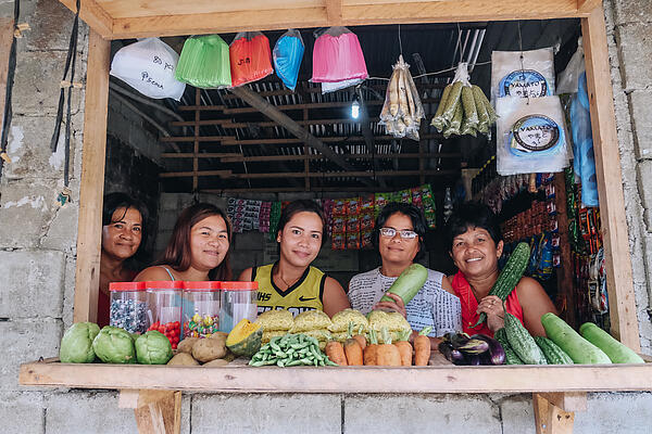 Frauen in einem Gemüsegeschäft auf den Philippinen