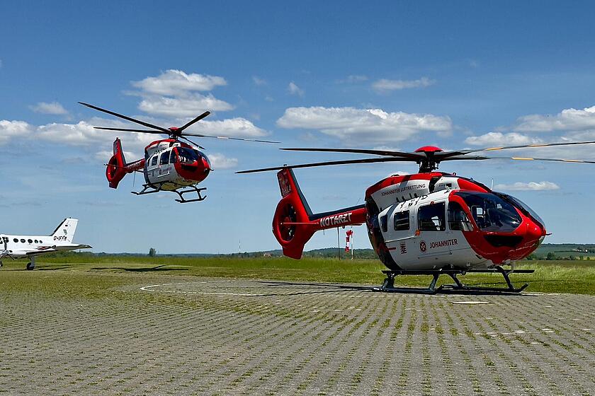 zwei Hubschrauber der Johanniter Luftrettung