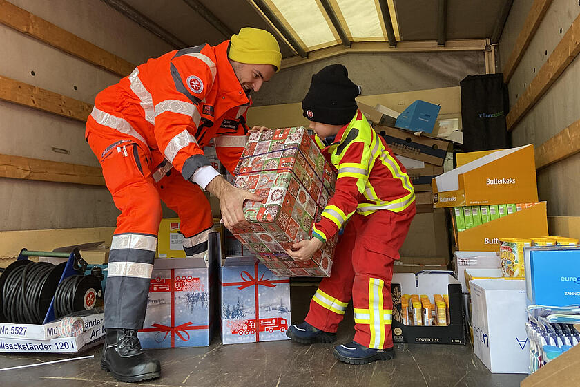Weihnachtstrucker-Pakete werden in den LKW geladen