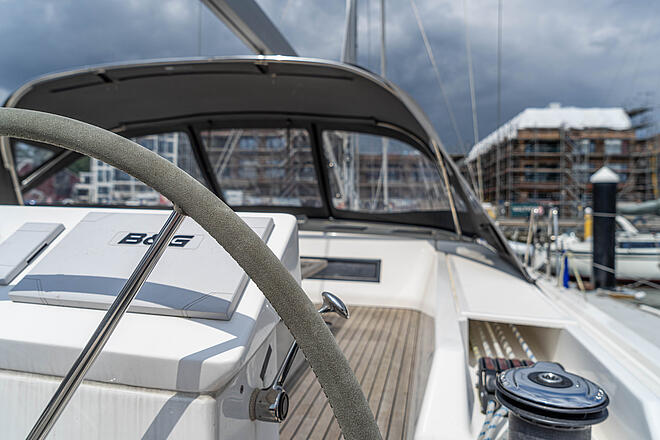 Es sind das Ruder der Yacht sowie Sitzplätze zu sehen.
