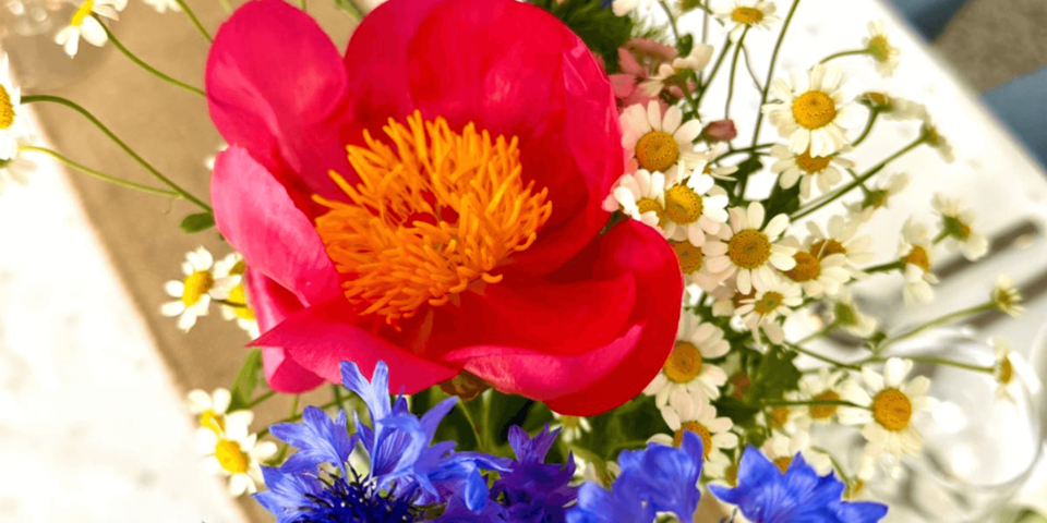 Blumenschmuck auf dem gedeckten Tisch
