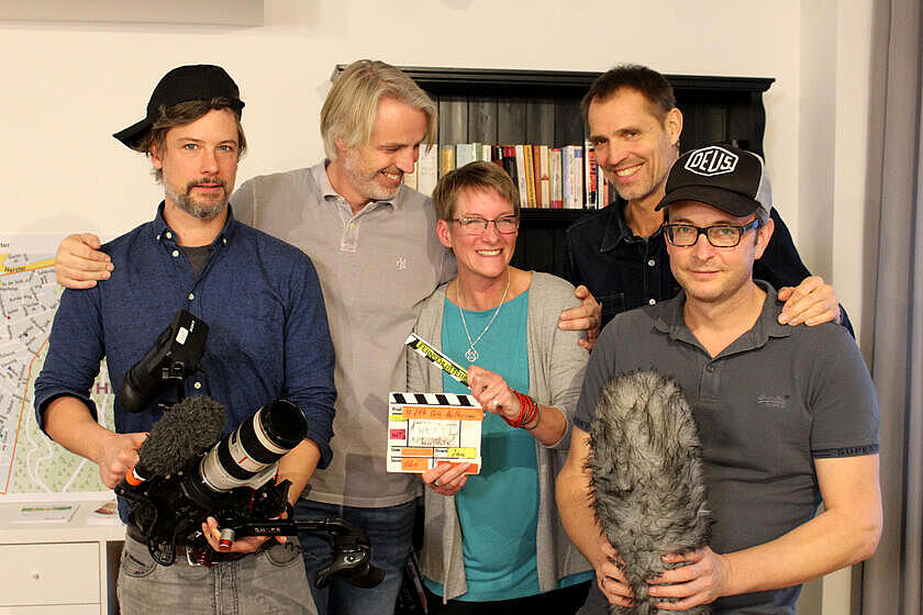 Gruppenbild der Quartiermanagerin gemeinsam mit dem Drehteam inklusive Kamera und Mikrophone.