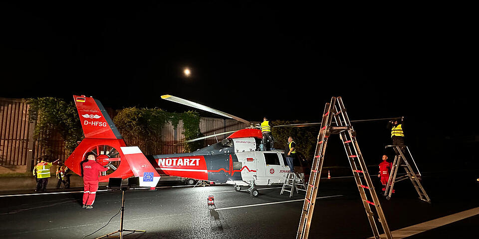 Das beschädigte Rotorblatt wird begutachtet.