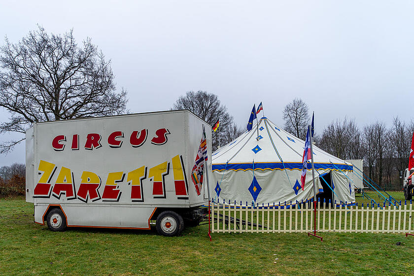 Zirkuszelt und Wagen auf dem Fußballfeld hinter dem Dörpshus.
