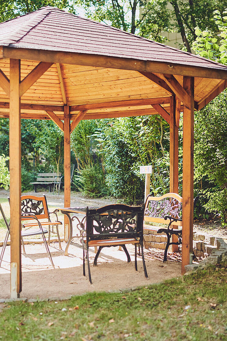 Holzpavillon im Garten mit der Sitzecke im Johanniter-Haus Köln-Finkenberg.