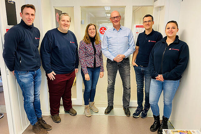 Von links: Marc Stozek (Johanniter Sachbearbeiter Fluthilfe Ahrtal), Heinz-Wilhelm Schaumann (Johanniter Controlling Antragsberatung Fluthilfe Ahrtal), Mirja Erbes (ISB-Leitung Sachgebiet Sonderprogramme), Volker Gratz (ISB-Leitung Kundenbetreuung), Ingo Carnott (Johanniter Teamleiter Fluthilfe Ahrtal) sowie Nicole Braune (Johanniter Sachbearbeiterin Fluthilfe Ahrtal).