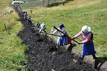 Die Arbeiten für die unterirdische Verlegung der Rohre übernehmen die Bewohner gemeinschaftlich, was den Zusammenhalt der Gemeinden fördert. 