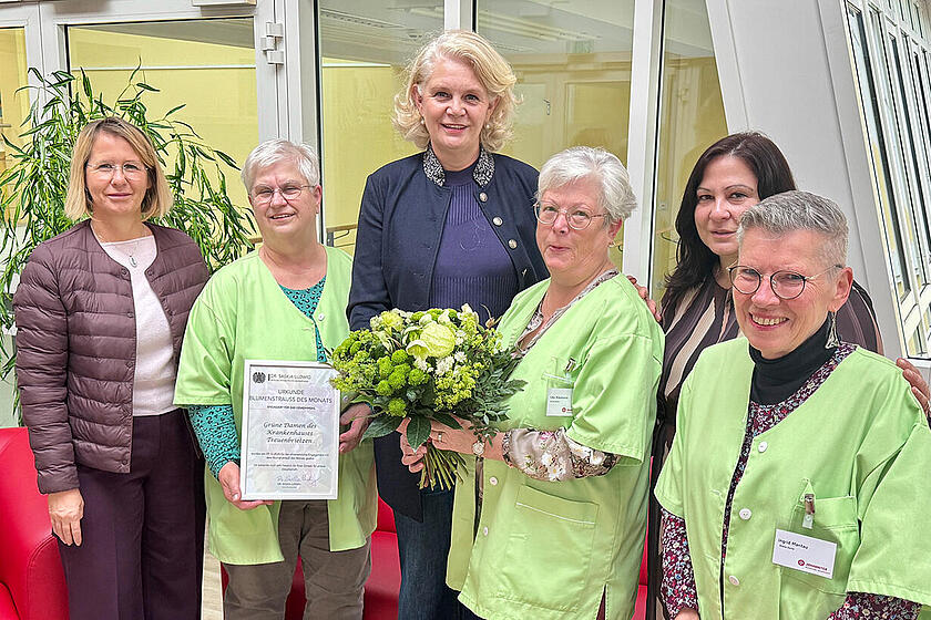 Einen Blumenstrauß des Monats übergab Dr. Saskia Ludwig, MdB (Bildmitte) am 9. Dezember an unsere Grünen Damen.  