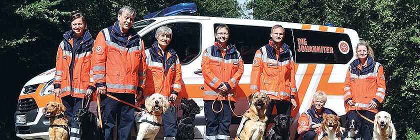 Die ehrenamtlichen Hundeführerinnen und Hundeführer der Rettungshundestaffel Hamburg.