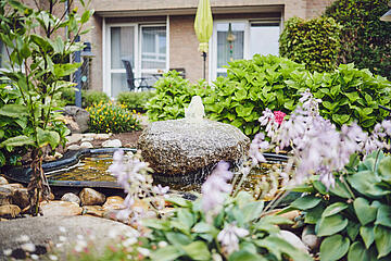 Kleiner Steinbrunnen im Garten