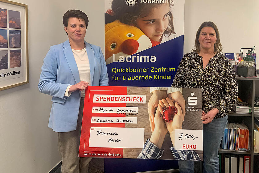 Andrea Manke-Scheppelmann (l.), Geschäftsführerin von der Manke Projektentwicklung GmbH & Co. KG, übergab die Spende persönlich an Evelyn Werner, Koordinatorin bei den Johannitern.