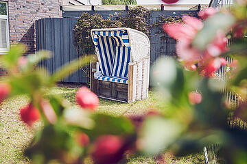 Blau-weißer Strandkorb in einer ruhigen Lage am Johanniter-Stift am Rosarium in Uetersen.