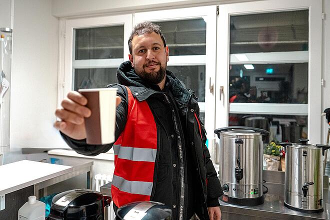 Der Nachthafen am Kotti bietet obdachlosen Menschen einen geschützten Aufenthaltsraum, Beratung sowie heiße und kalte Getränke und kleine Speisen.
