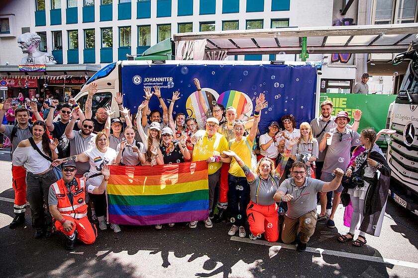 Gruppenbild der Teilnehmenden am CSD 2025 in Stuttgart