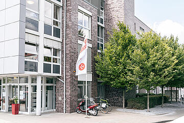 Eine Johanniterfahne schmückt den Eingangsbereich des Johanniter-Stiftes
