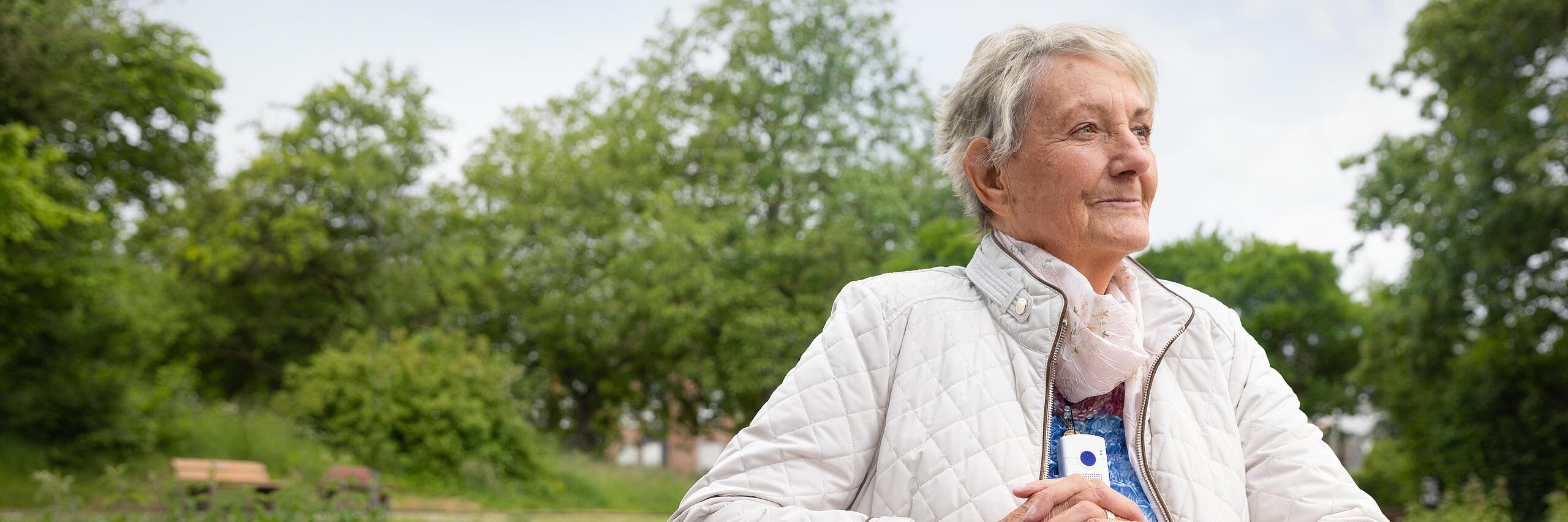 Mit einem Kombinotrufgerät können sich Seniorinnen und Senioren sicher fühlen.