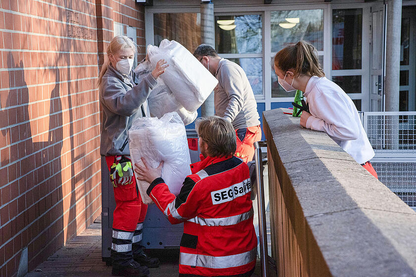 Aufbau einer Notunterkunft in Ahrensburg