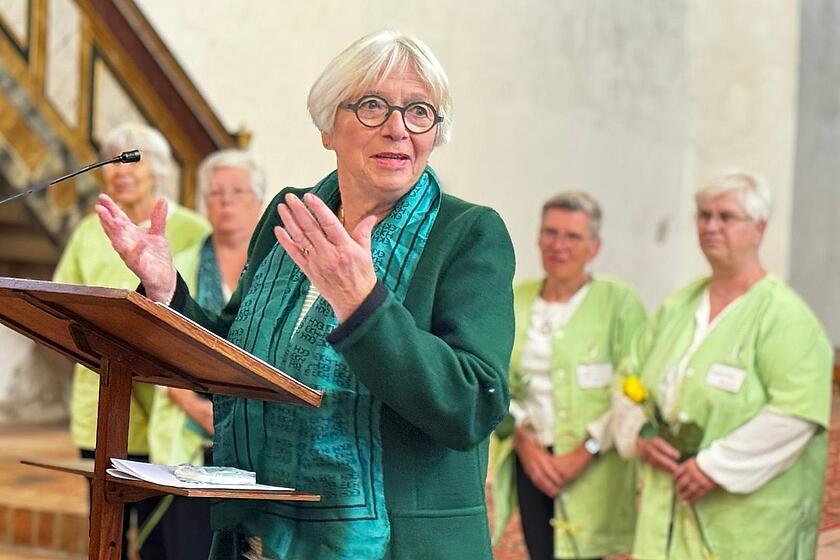 Glückwunsch und Würdigung für den Besuchsdienst der Grünen Damen von Käte Roos, Vorsitzende der Evangelischen Kranken- und Altenhilfe Berlin.