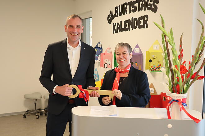 regionalvorstand Alexander Knoop und Kita-Bereichsleitung Johanna Schwarz