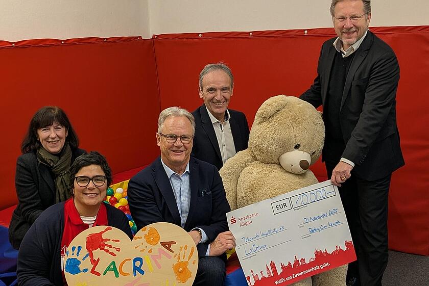 Rotarier zum zweiten Mal in Folge eine Spende in Höhe von 10.000 Euro an Lacrima – Zentrum für trauernde Kinder und Jugendliche der Johanniter in Kempten.