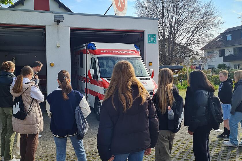 Bild von Kindern vor dem Rettungswagen