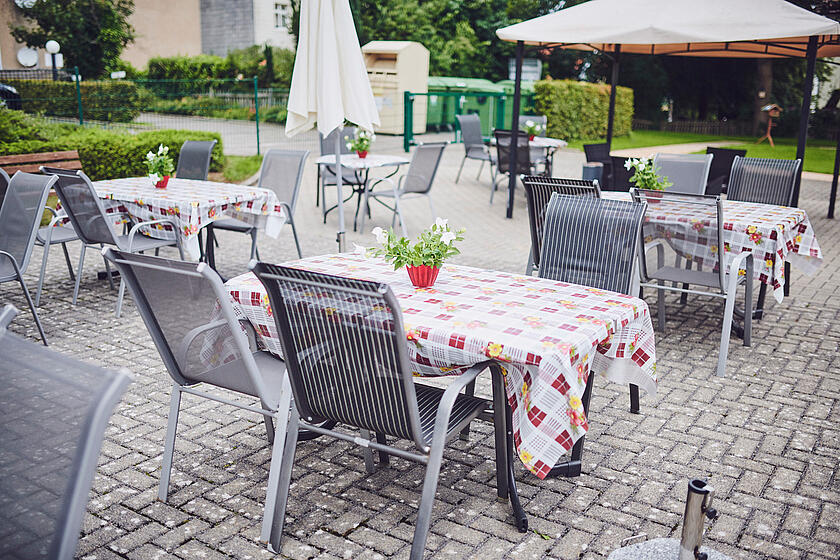 Im Außenbereich Gartentische und Stühle im Johanniter-Haus Lüdenscheid.