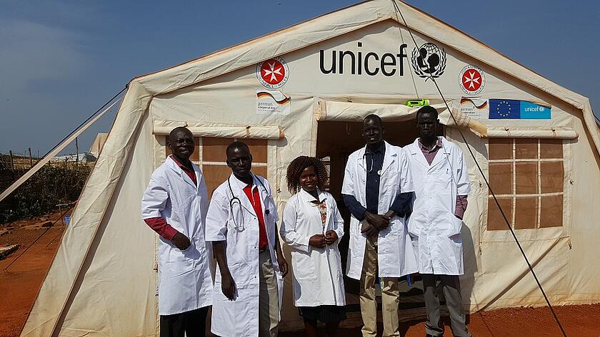 Mitarbeiter des medizinischen Teams der Johanniter in Wau. Rakella J. Albino steht im Zentrum.