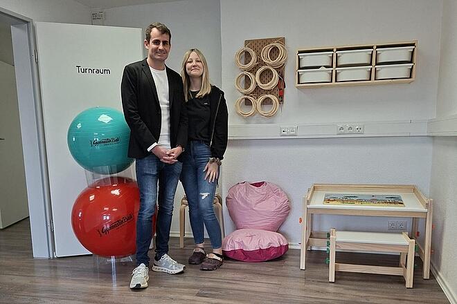 Philipp Tausch, Regionalvorstand der Johanniter in Südthüringen und Vanessa Heßler, Leiterin der Ergotherapie in den neuen Praxisräumen.