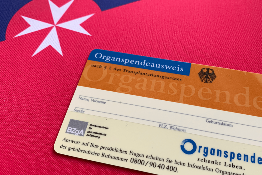 Organspendeausweis auf einem roten Untergrund mit Johanniter-Logo