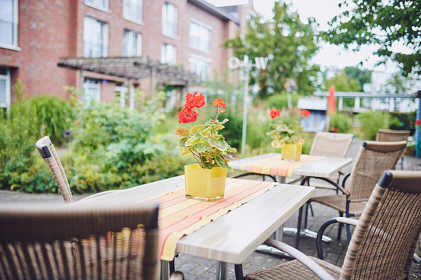 Gartentisch und Stühle im Johanniter-Zentrum Kaarst.