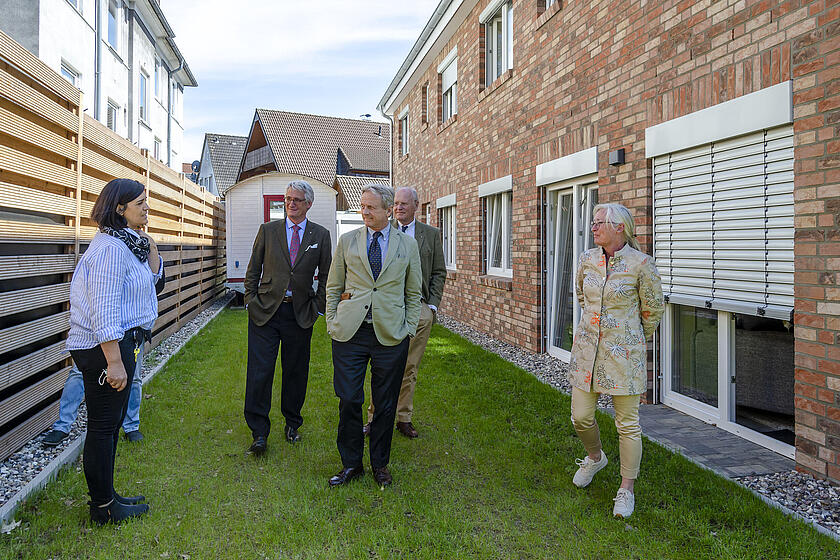 Im Garten des Wohnhauses: Dr. Klaus von Gierke, Dr. Oskar Prinz von Preußen, Dr. Erik Olaf Peters und Sandra Zitzer (v.l.) sprachen mit Bereichsleiterin Sandra David (l.) über die Herausforderungen der stationären Kinder- und Jugendhilfe.