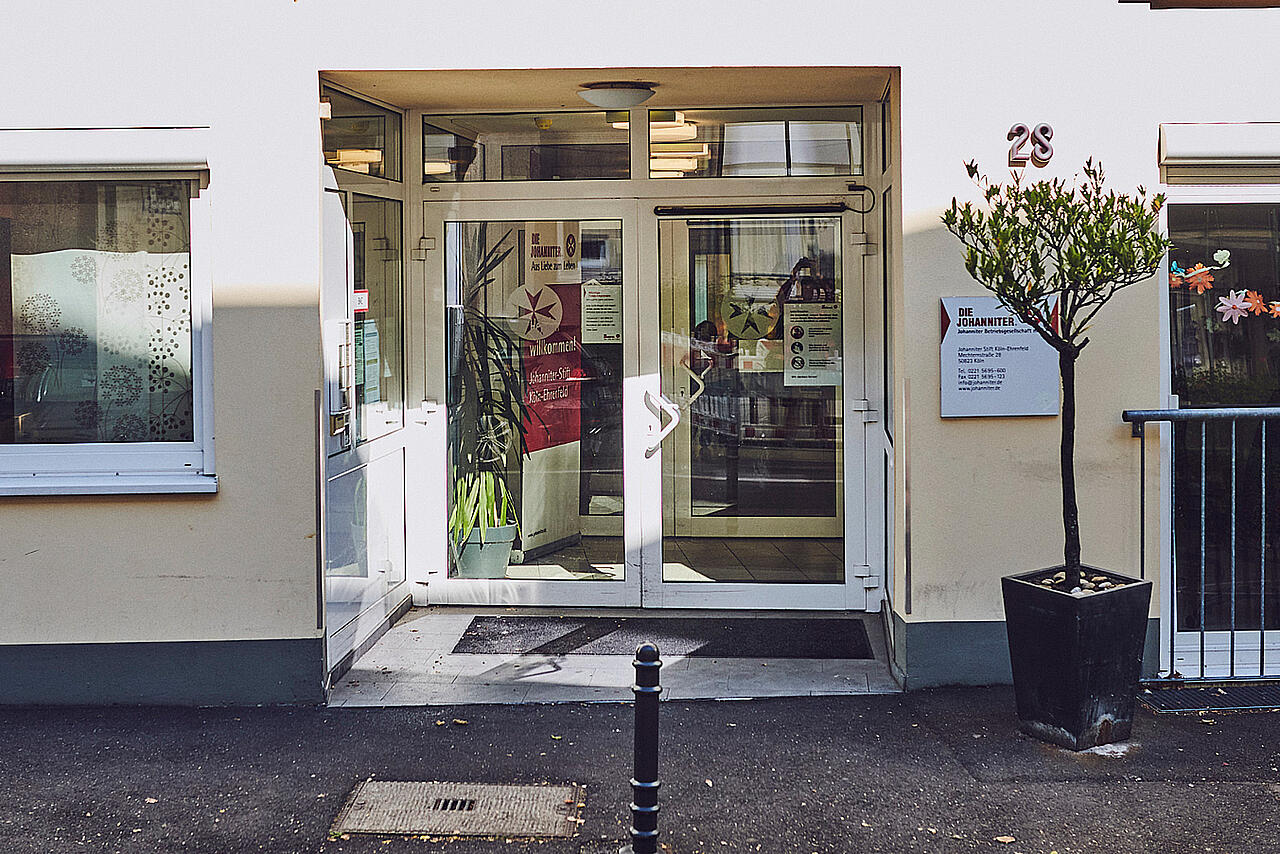 Eingang in das Johanniter-Stift Köln Ehrenfeld.