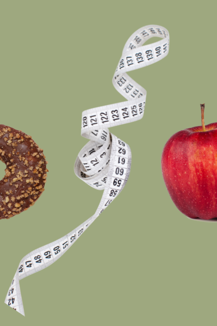 Symbolbild: Donut und Apfel auf grüner Fläche getrennt von einem Maßband als Symbol für Ess-Brechsucht Bulimia nervosa Bulimie