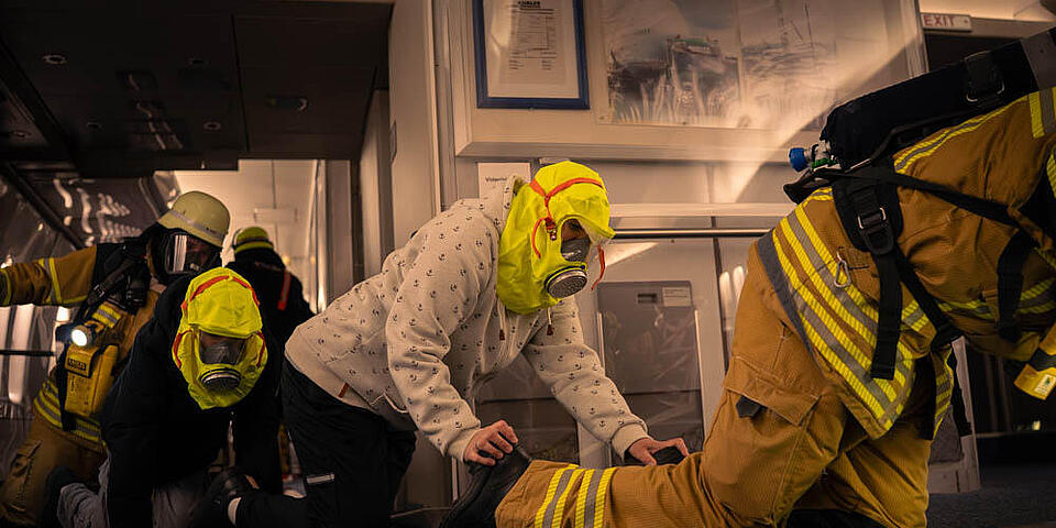In der Boeing 747 im Technik Museum Speyer werden Menschen von der Feuerwehr gerettet.