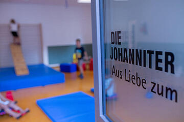 Blick durch ein Fenster in den Sportraum der Kita Mainhafen