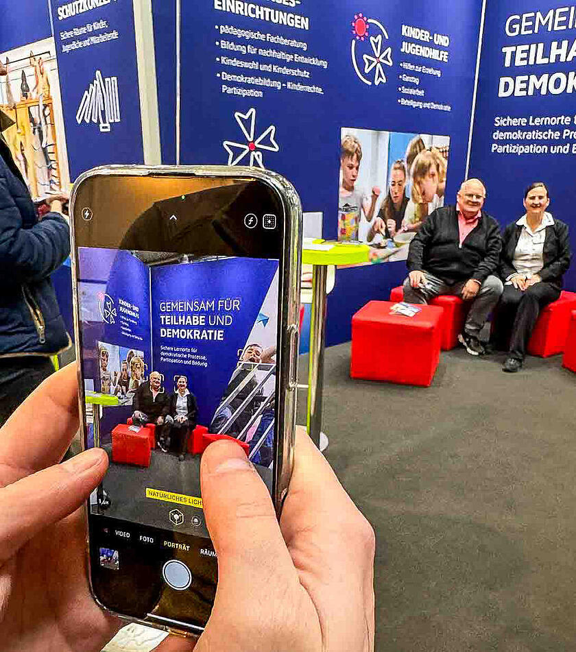 Foto eines Handybildschirms, das Besucher der didacta fotografiert