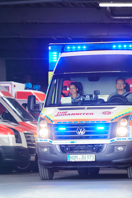 RTW fährt mit Blaulicht aus Rettungswachenhalle