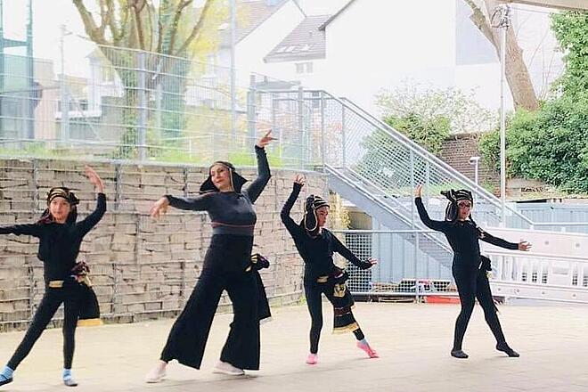 Vier Frauen führen eine Tanzperformance auf