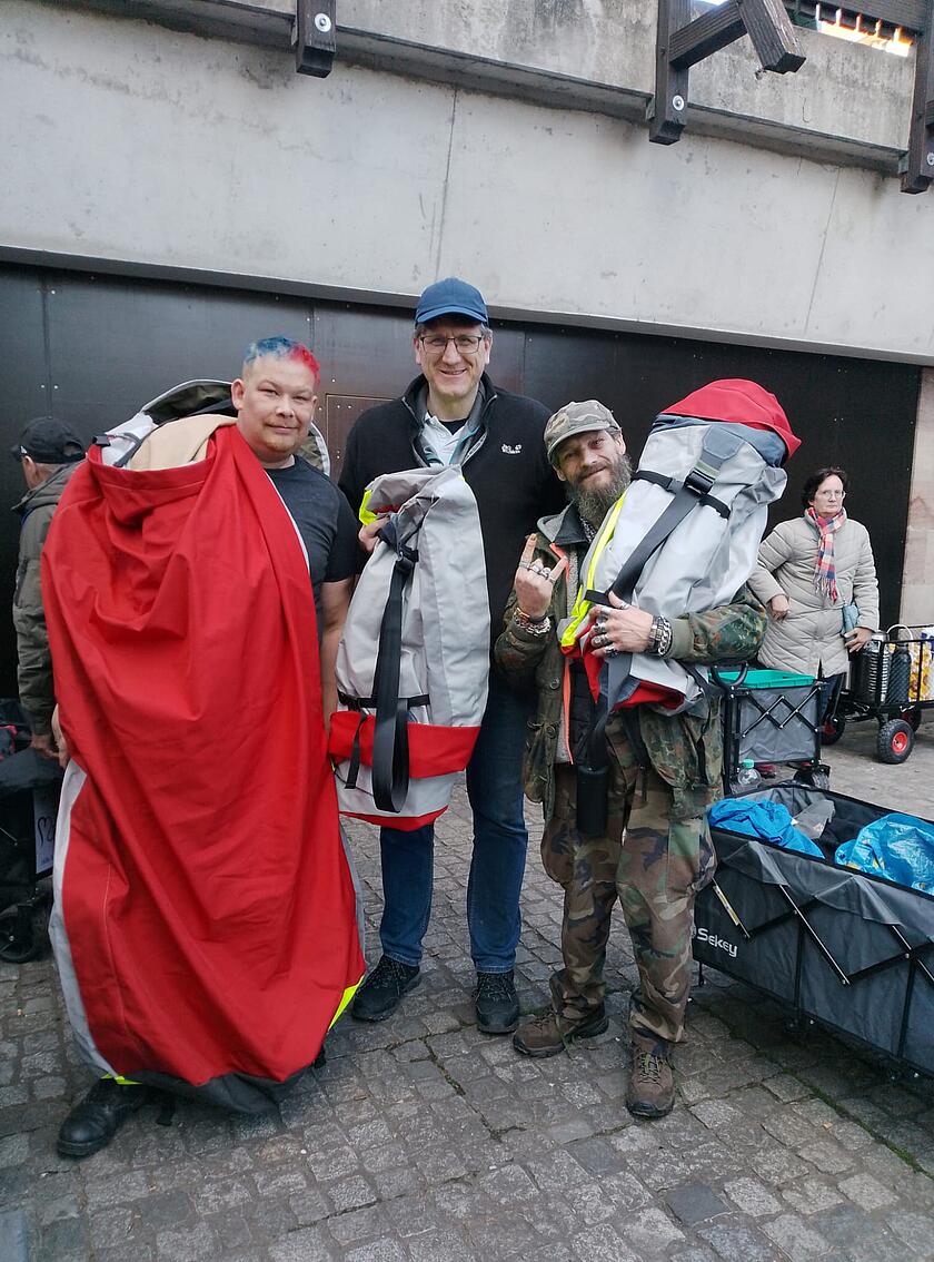 Dr. Jörn Großmann und zwei dankbare Empfänger von Shelterbags