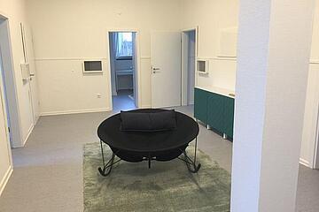 Ein Sessel zum Entspannen im Flur der Wohngruppe Leuchtturm 