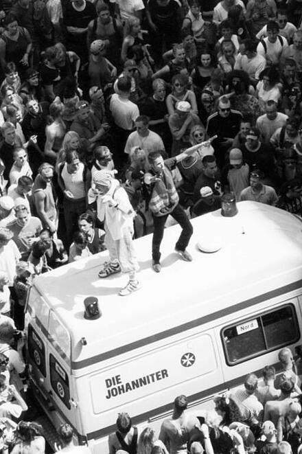 Gäste der Loveparade im Jahr 2000 in Feierlaune - die Johanniter mittendrin.