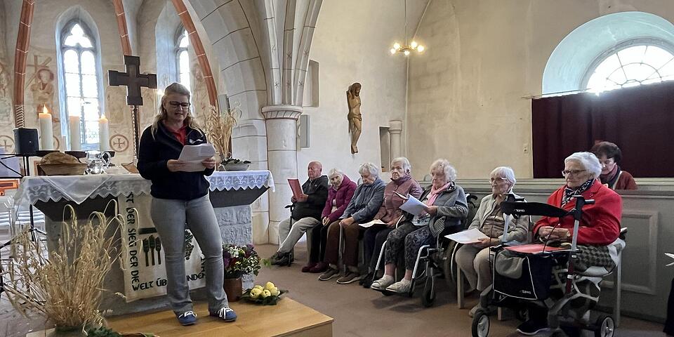 Impression mehrere Senioren in Kirche