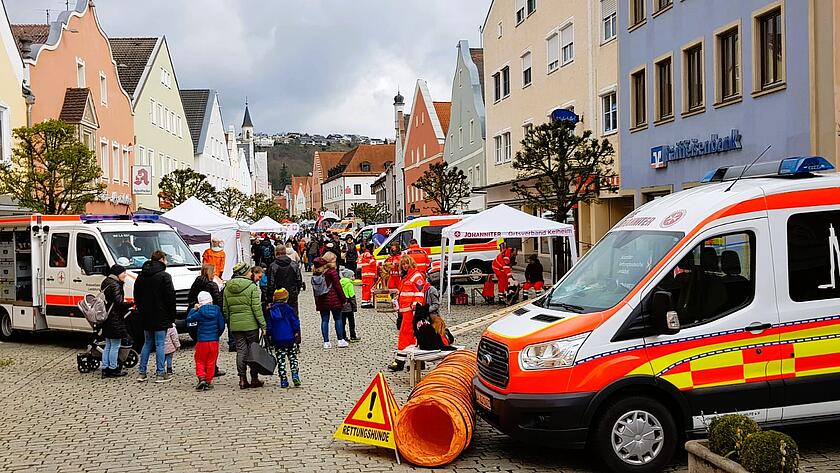 Mehrere Rettungsdienstfahrzeuge vom Johanniter Ortsverband Kelheim in der Innenstadt 