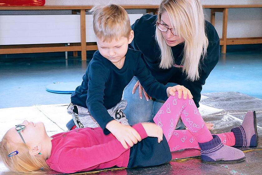 Schmerz erkennen, trösten, helfen: Schon im Kindergarten lernen 4- bis 6-Jährige spielerisch, anderen zu helfen und im Team zusammenzuarbeiten. So bilden wir schon früh die Lebensretterinnen und -retter von morgen aus.