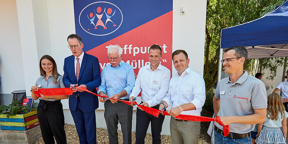 (v.l.n.r.): Madina Tuschumbekov (Projektmitarbeiterin Jugend und Soziales), Michael Ebling (Innenminister RLP), Alfred Sebastian (Ortsbürgermeister Dernau), Christian Görg (Vorstand des Regionalverbands Mittelrhein der Johanniter-Unfall-Hilfe e.V.), Martin Schell (Zukunft Mittelahr AÖR), Ingo Carnott (Teamleiter Fluthilfe im Regionalverband Mittelrhein)