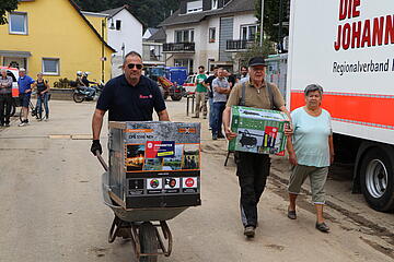 Johanniter verteilen Haushaltsgeräte an Betroffene des Hochwassers.